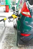 coche repostaje en un gasolina estación en invierno foto