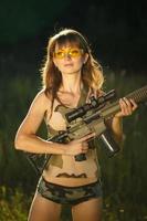 joven hembra soldado con máquina pistola foto