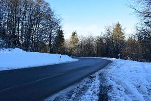 cpuntry la carretera curva con nieve foto