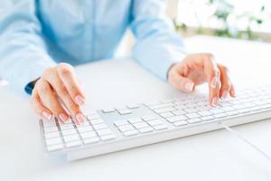 mujer oficina trabajador mecanografía en el teclado foto