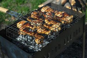 delicioso A la parrilla carne terminado el carbones en un parilla foto