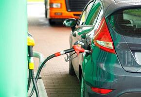 coche repostaje en un gasolina estación foto