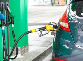 coche repostaje en un gasolina estación en invierno cerca arriba foto