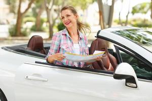 joven mujer con nuevo coche foto