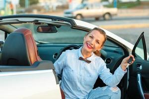 joven mujer con nuevo coche foto