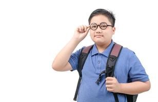 hermoso chico estudiante participación lentes y que lleva un colegio bolso aislado foto