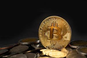 criptomoneda dorado bitcoin moneda en tailandés bañera moneda, electrónico virtual dinero
