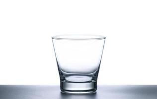 whisky vaso aislado en blanco fondo, cristalería foto