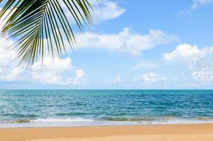 hermosa azul cielo con blanco nube y azul mar y playa en phuket, foto