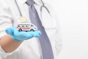 ambulancia modelo en médico mano aislado en blanco fondo, foto