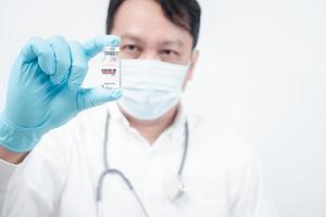 médico o científico en laboratorio participación un jeringuilla con covid-19 vacunas foto