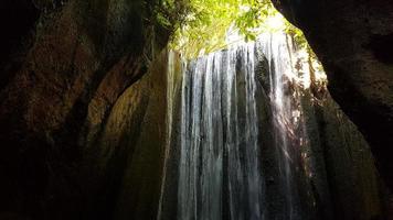 agua fluye dentro un cueva, un hendedura. fondo vista. foto