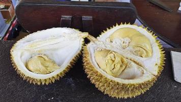 en el mesa es un asiático Fruta Durian. foto