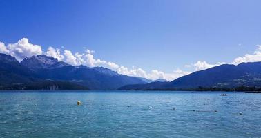 turquesa lago, montañas y azul cielo. foto
