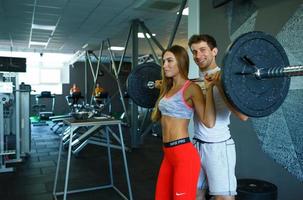 hombre y mujer trabajando fuera a el gimnasio foto