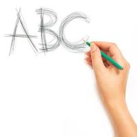 mujer mano participación un lápiz y escritura a B C alfabeto foto