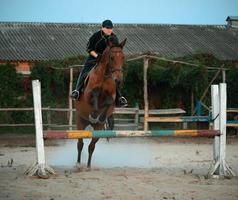 hombre montando el caballo foto