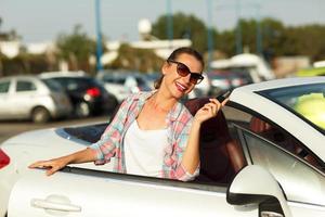 mujer en pie cerca convertible con llaves en mano - concepto de comprando un usado coche o un alquiler coche foto