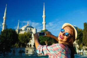 niña haciendo foto por el teléfono inteligente cerca el azul mezquita, Estanbul. Turquía