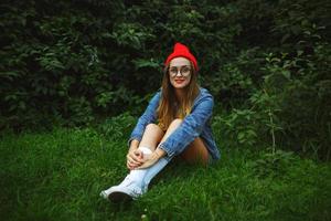 joven moderno mujer al aire libre foto