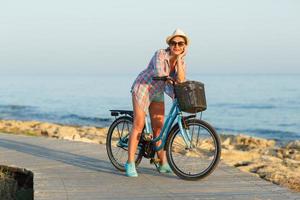 mujer joven con bicicleta foto