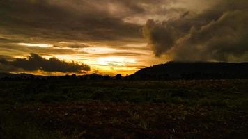 puesta de sol con montañas en el antecedentes foto