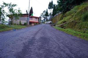 inclinado la carretera de montaña a padamchen sikkim foto