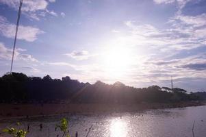 silueta de arboles en balekambang playa foto