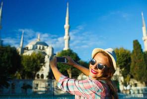 niña haciendo foto por el teléfono inteligente cerca el azul mezquita, Estanbul. Turquía