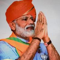 nueva delhi, india - 16 de enero de 2023 - el primer ministro narendra modi se cortó durante el road show de bjp, la estatua de pm modi mientras asistía a un gran mitin electoral en la capital foto