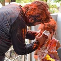 indio familia personas jugando colores en holi festival, participación diferente colores, holi festival celebraciones en Delhi, India foto