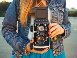 mujer tomando fotos con Clásico cámara