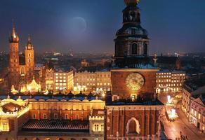 aéreo ver de el mercado cuadrado en cracovia, Polonia a noche foto