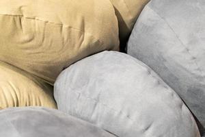 marrón y gris circulo almohada. mayor selección de suave almohadas foto