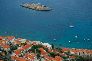 el pintoresco panorama de el adriático costa cerca el pueblo sveti stefan, montenegro foto