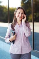 mujer de negocios con Teléfono móvil y organizador foto