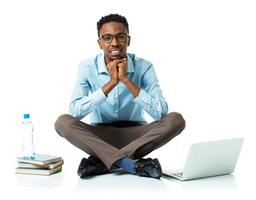 contento africano americano Universidad estudiante con computadora portátil, libros y botella de agua sentado en blanco foto