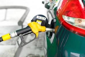 coche repostaje en un gasolina estación en invierno cerca arriba foto