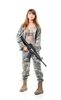 soldado joven bello niña vestido en un camuflaje con un pistola en su mano en blanco