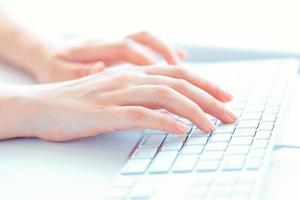 manos femeninas o trabajadora de oficina escribiendo en el teclado foto