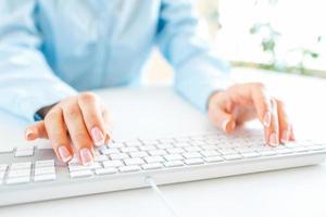 mujer oficina trabajador mecanografía en el teclado foto