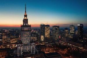 aéreo ver de el negocio centrar de Varsovia - palacio de Ciencias y cultura y rascacielos en el noche foto