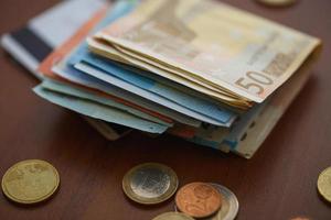 dinero euro monedas, billetes y crédito tarjetas foto