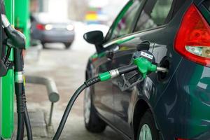 coche repostaje en un gasolina estación en invierno foto