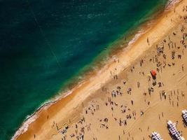 ver desde encima a un ocupado playa. costa de el atlántico Oceano foto