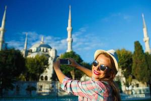 niña haciendo foto por el teléfono inteligente cerca el azul mezquita, Estanbul. Turquía