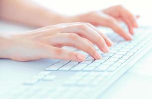 manos femeninas o trabajadora de oficina escribiendo en el teclado foto