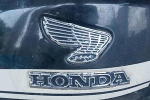 antiguo Honda logo emblema en el combustible tanque de un motocicleta vehículo, bontang, este kalimantán, Indonesia, marzo 03 2023 foto