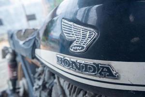 antiguo Honda logo emblema en el combustible tanque de un motocicleta vehículo, bontang, este kalimantán, Indonesia, marzo 03 2023 foto