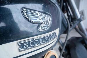 antiguo Honda logo emblema en el combustible tanque de un motocicleta vehículo, bontang, este kalimantán, Indonesia, marzo 03 2023 foto